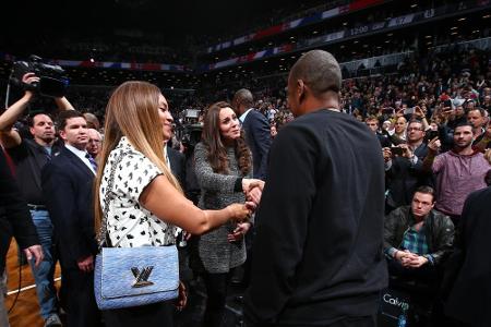 Herzogin Kate (Mitte) schien ganz gerührt, als sie Beyoncé (l.) und Jay Z bei einem NBA-Spiel traf