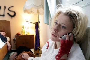 Sophie Haas (Caroline Peters) erwacht mit einem Filmriss