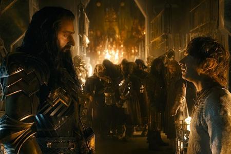 Thorin Eichenschild (l., Richard Armitage) und Bilbo Beutlin (Martin Freeman) im dritten Teil von 