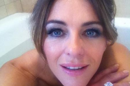Elizabeth Hurley geschminkt in der Badewanne