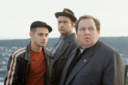 Pfarrer Braun (Ottfried Fischer, re.) ermittelt auch an Heiligabend im Fernsehen