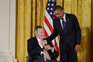 George Bush (li.) und Barack Obama bei einer Ehrung im Juli 2013