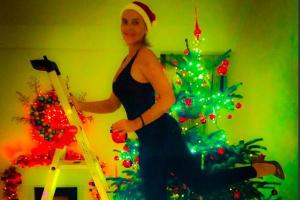 Natascha Ochsenknecht posiert vor ihrem grell beleuchteten Weihnachtsbaum