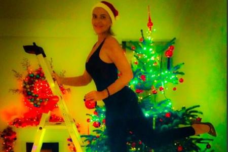 Natascha Ochsenknecht posiert vor ihrem grell beleuchteten Weihnachtsbaum