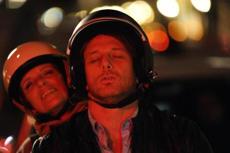 Charlotte (Ulrike Kriener) und Thomas (Hendrik Duryn, re.) auf der Vespa