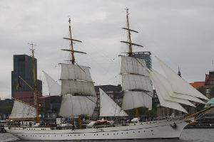 Die Gorch Fock im Hafen von Hamburg beim 824. Hafengeburtstag.
