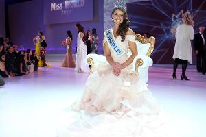 Rolene Strauss trägt die Krone voller Stolz