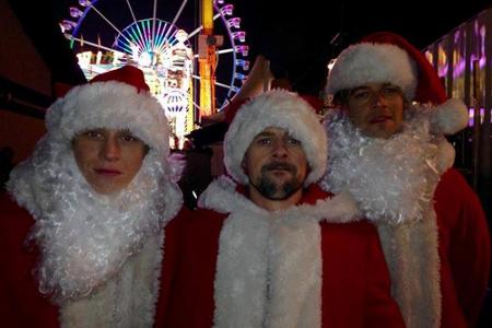 Treiben als Weihnachtsmänner ihr Unwesen: Matthias Schweighöfer, Klaas und Joko (v.li.)