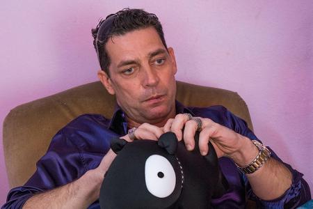 Schauspieler Gregor Bloéb als Bordellbetreiber 