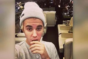 Wer hat Justin Bieber wohl dieses Geschenk unter dem Weihnachtsbaum geparkt?