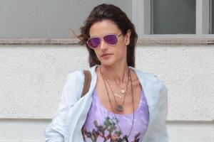 Auch beim Shopping mit Freunden ist  Alessandra Ambrosio modisch unterwegs.