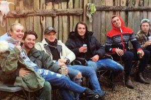 Miley Cyrus, Patrick Schwarzenegger (2.v.li.) chillen mit Freunden