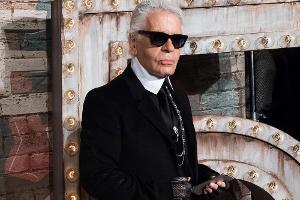 Karl Lagerfeld mit seinem Markenzeichen: Der schwarzen Sonnenbrille