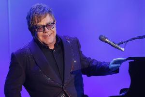 Elton John: Gesangstalent schützt leider auch nicht vor den kleinen Peinlichkeiten des Lebens