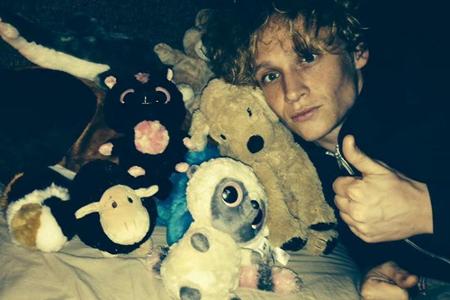 Matthias Schweighöfer lässt sich von seiner Tochter fotografieren