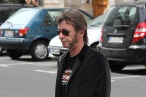 AC/DC-Drummer Phil Rudd im Jahr 2010 bei einem Spaziergang durch Berlin