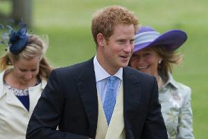 Unangenehme Situation: Prinz Harry (hier bei einer Hochzeit im Jahr 2013) zeigt sich nicht gern im Anzug