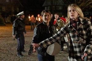 Willich, der Pferdeführer von Sankt Martin, wird erschossen. Sophie Haas und Bärbel Schmied sind entsetzt