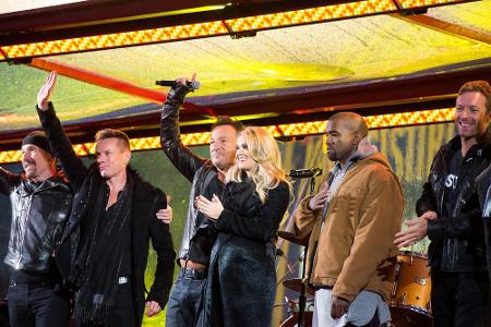 Prominente Riege: Die U2-Mitglieder The Edge und Larry Mullen mit Bruce Springsteen, Carrie Underwood, Kanye West und Chris ...