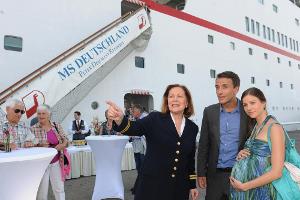 Die hochschwangere Lucie möchte mit ihrem Mann Julian die Silberhochzeit ihrer Eltern auf Mauritius feiern. (v.l.n.r.: Heide...