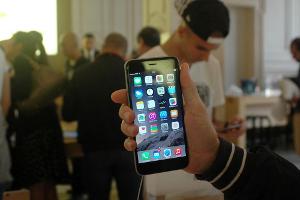 Kaum mit einer Hand zu bedienen: Das iPhone 6