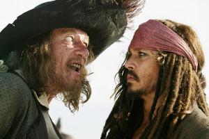 Captain Barbossa (Geoffrey Rush, l.) und der chaotische Captain Jack Sparrow (Johnny Depp) müssen sich gegen ihren Willen ve...