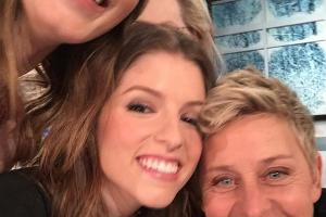 Von Meryl Streep sieht man hinter dem Kopf von Anna Kendrick (l) die Stirn