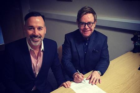 Hier erledigt das stolze Paar den administrativen Teil der Hochzeit - danach geht's auf zur Zeremonie