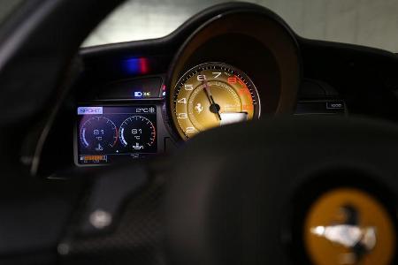 Ferrari 488 GTB, Anzeigeinstrumente