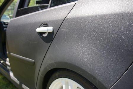 leider geht das nicht immer spurlos an der schwarzen Glitzerfolie vorbei.