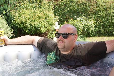 Der Matthias aus Kirchentellinsfurt beobachtet den GTI-Korso vom Whirlpool aus.