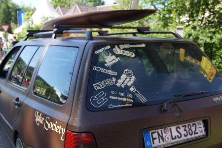 Das Zugfahrzeug, ein Golf 3 Variant, hat er komplett mit Lederoptik-Folie gewrappt.