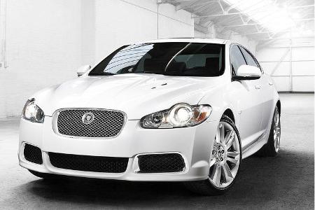 eigene Stoßfängern, tiefer liegenden Lufteinlässen vorn, Seitenschwellern, Lüftungsöffnungen auf der Motorhaube und dem Kühl...