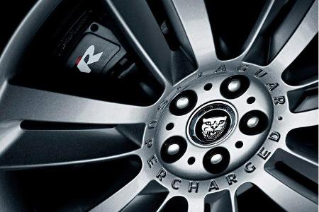 Hinter den Leichtmetallfelgen im Doppelspeichen-Look verbirgt sich eine vergrößere Bremsanlage.