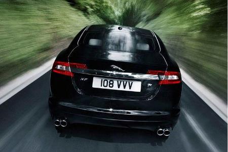 Als Durchschnitts-Verbrauch gibt Jaguar 12,5 Liter pro 100 Kilometer an,...