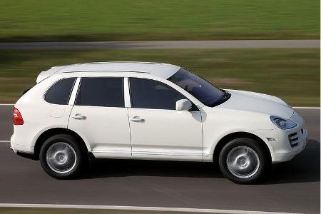 Zur Serienausstattung gehört die Tiptronic-S-Automatik.