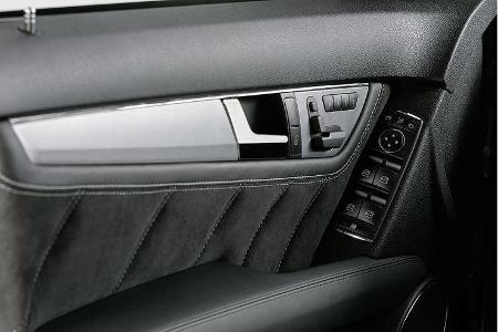 Den Innenraum werten Leder und Alcantara auf.