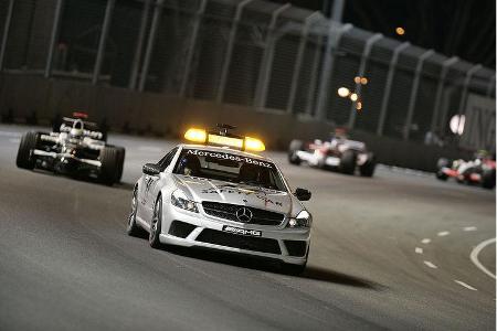 Alonsos Zweitbesetzung Nelson Piquet jr. hatte anschließend einen spektakulären Abgang in die Mauer. Die Sicherheitskräfte m...
