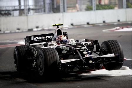 Wegen des unerlaubten Boxenstopps musste Rosberg allerdings noch eine Strafe absitzen und gab deshalb noch einmal die allerl...