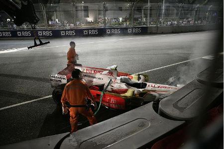 Im letzten Akt sorgte Adrian Sutil beinahe für eine dramatische Wendung. Der Force India Pilot spielte sich selbst und sein ...