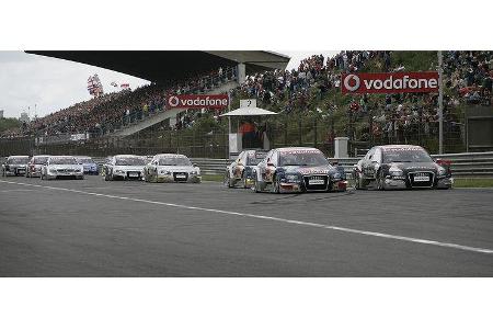 Aber schon beim Einbiegen in die erste Kurve...