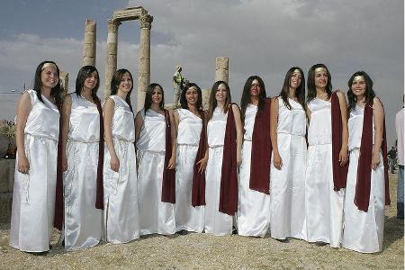 Auch die Rallye-Girls sehen hier irgendwie anders aus.