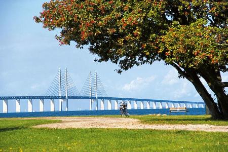 Die Oeresundbruecke verbindet Malmoe mit Kopenhagen.