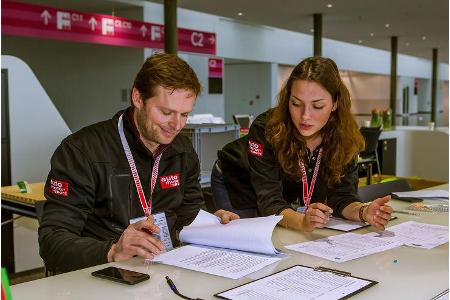 Streckensprecher Alexander Bloch und Projektleiterin Laura Hauschild bei der Vorbesprechung