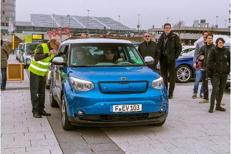 Ein KIA Soul EV beim Start auf der Messe Stuttgart