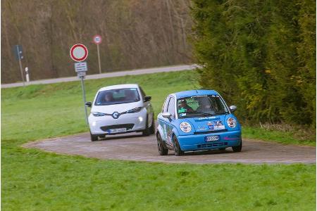Der Think City, dicht gefolgt von einem Renault Zoe.