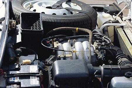 Das aufgeschnallte Ersatzrad ist gleichzeitig die Haupt-Schalldämmung gegen Motorlärm. Der Vierzylinder des Lada Niva bringt...