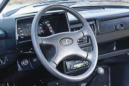 Prallplatte statt Airbag. Die überschaubare Technik machen ihn auch für den Arbeitseinsatz in Jagd und Forst beliebt.