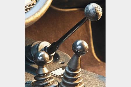 Der Lada Niva besitzt einen permanenten Allradantrieb, eine zuschaltbare Geländereduktion sowie eine zuschaltbare Differenti...