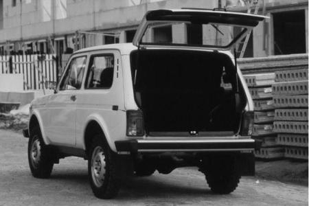 1994: Lada ringt sich zu einem Facelift durch. Dabei ist der Niva doch gerade erst 16, als er eine größere Heckklappe und ei...